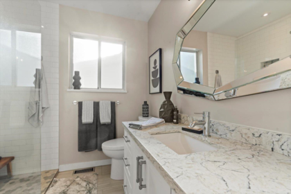 Entry Foyer Photo of 3297 Vernon Terrace, Abbotsford, BC