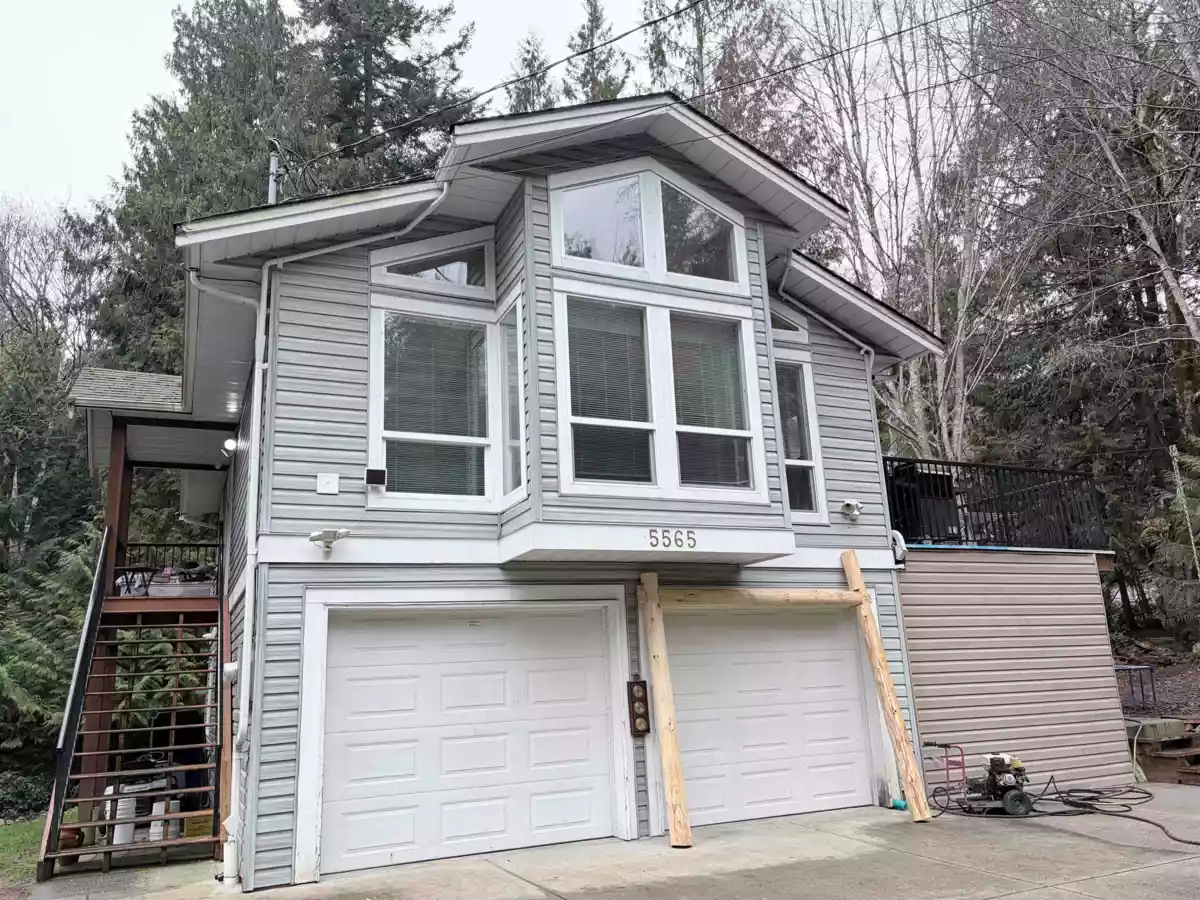 Staircase Photo of 5565 Riley Road, Halfmoon Bay, BC