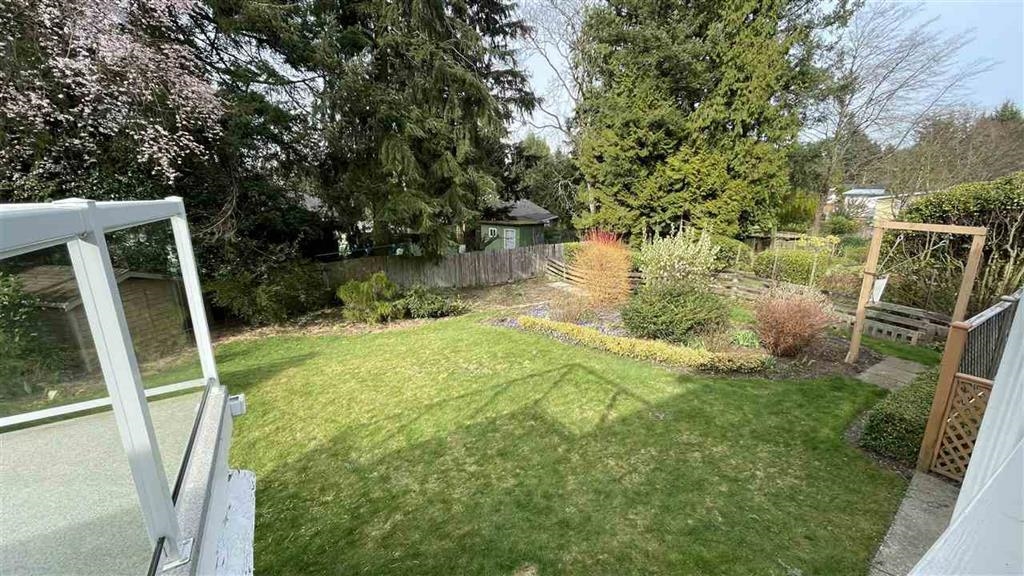 Family Room Photo of 12677 98 Avenue, Surrey, BC