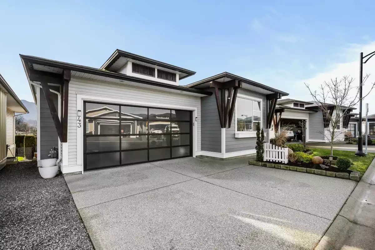 Kitchen Island Photo of 43 46213 Hakweles Road, Chilliwack, BC