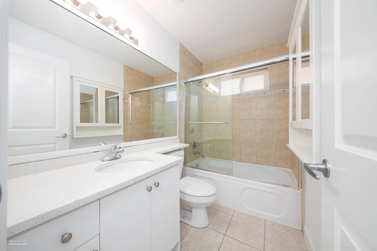 Entry Foyer Photo of 15 N Fell Avenue, Burnaby, BC