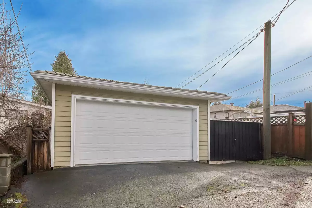 Front Yard Photo of 15 N Fell Avenue, Burnaby, BC