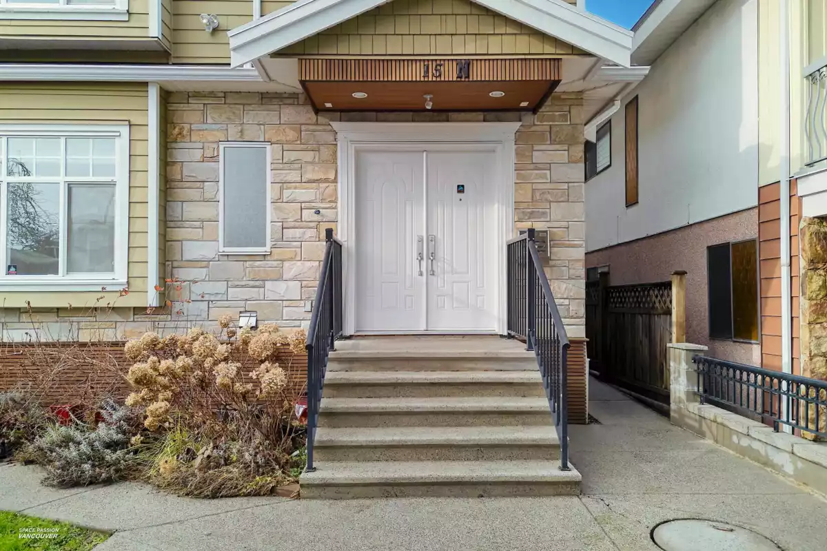 Living Room Photo of 15 N Fell Avenue, Burnaby, BC