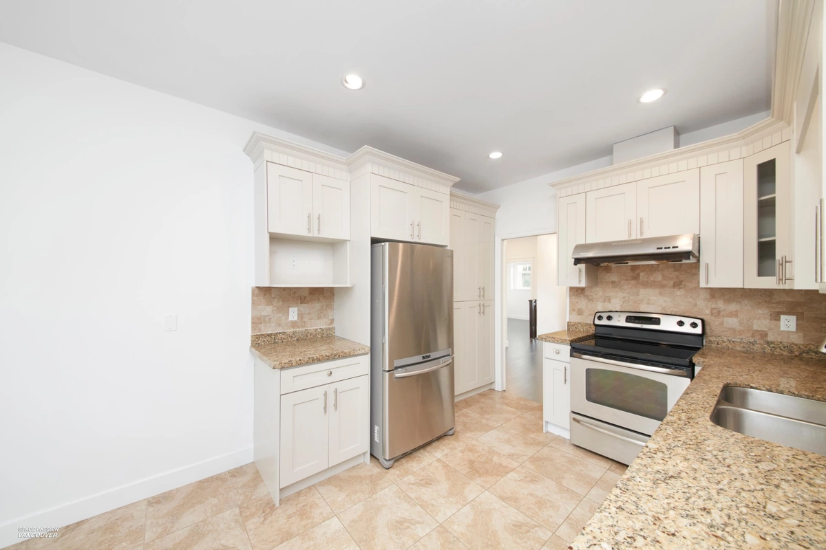 Primary Bathroom Photo of 15 N Fell Avenue, Burnaby, BC