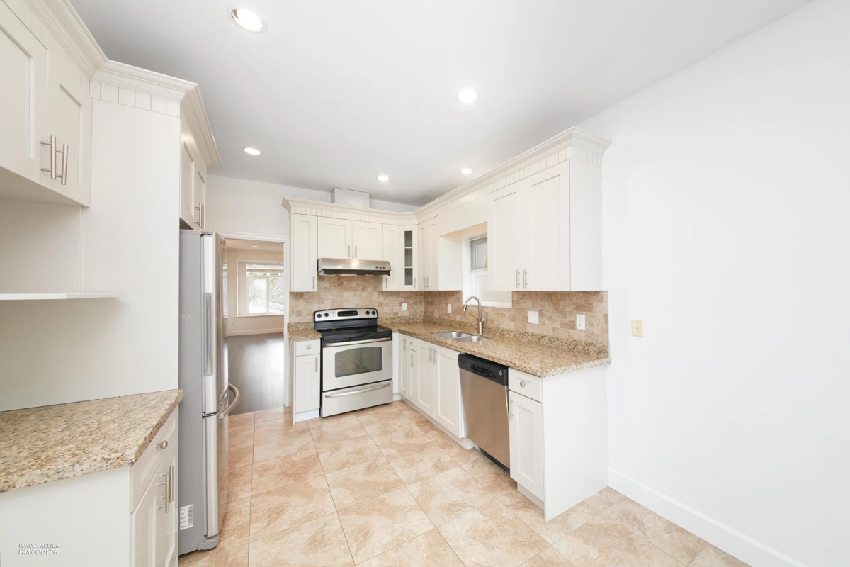 Walk-In Closet Photo of 15 N Fell Avenue, Burnaby, BC