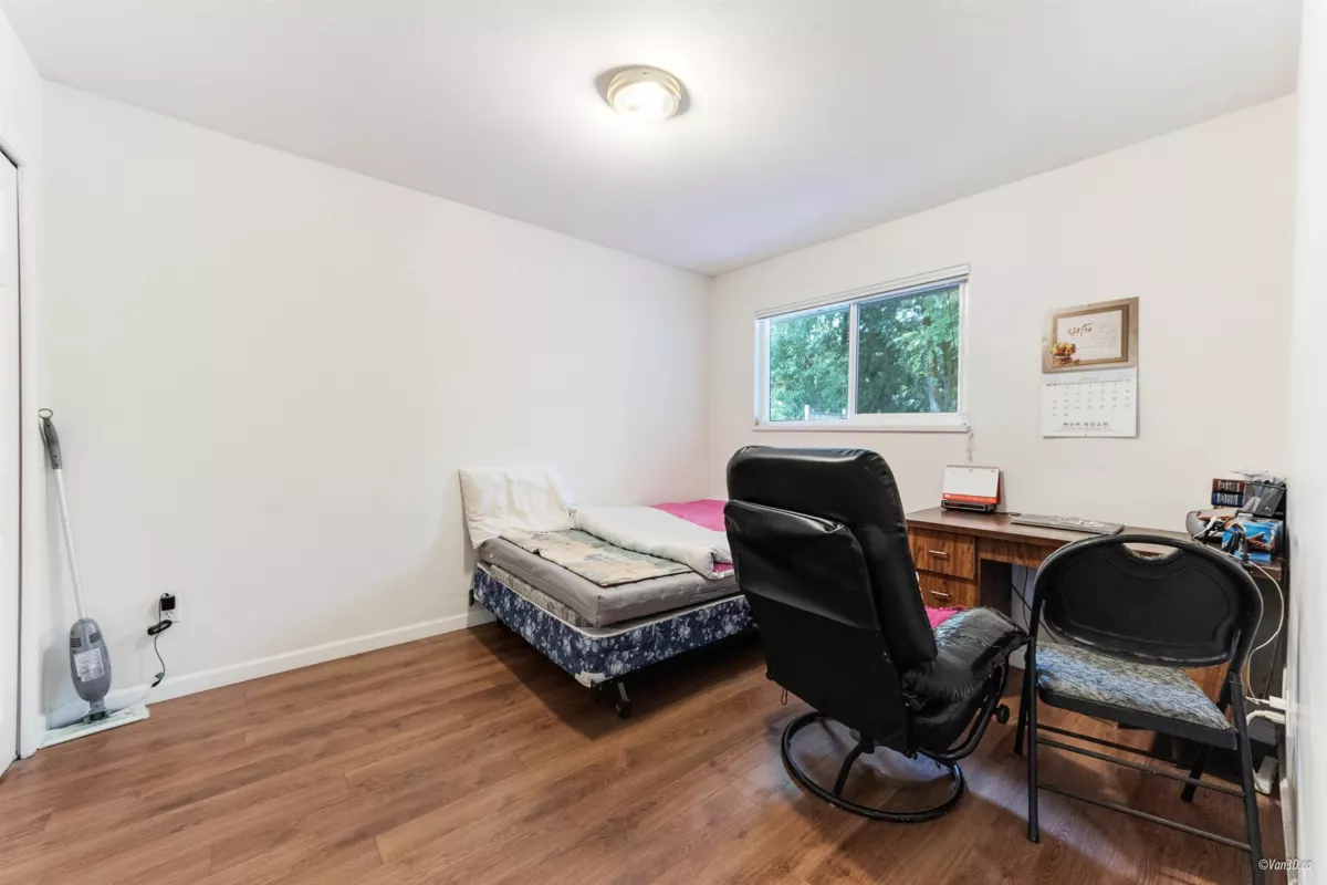 Walk-In Closet Photo of 14534 St. Andrews Drive, Surrey, BC