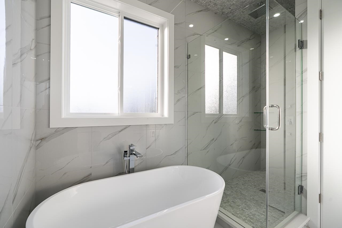 Primary Bathroom Photo of 20290 Telep Avenue, Maple Ridge, BC