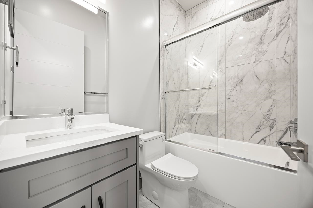 Kitchen Island Photo of 3015 E 19th Avenue, Vancouver, BC