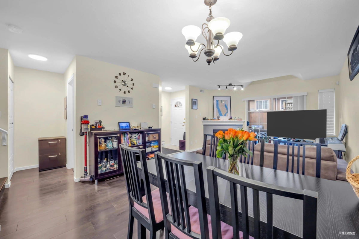 Kitchen Island Photo of 25 7488 Salisbury Avenue, Burnaby, BC