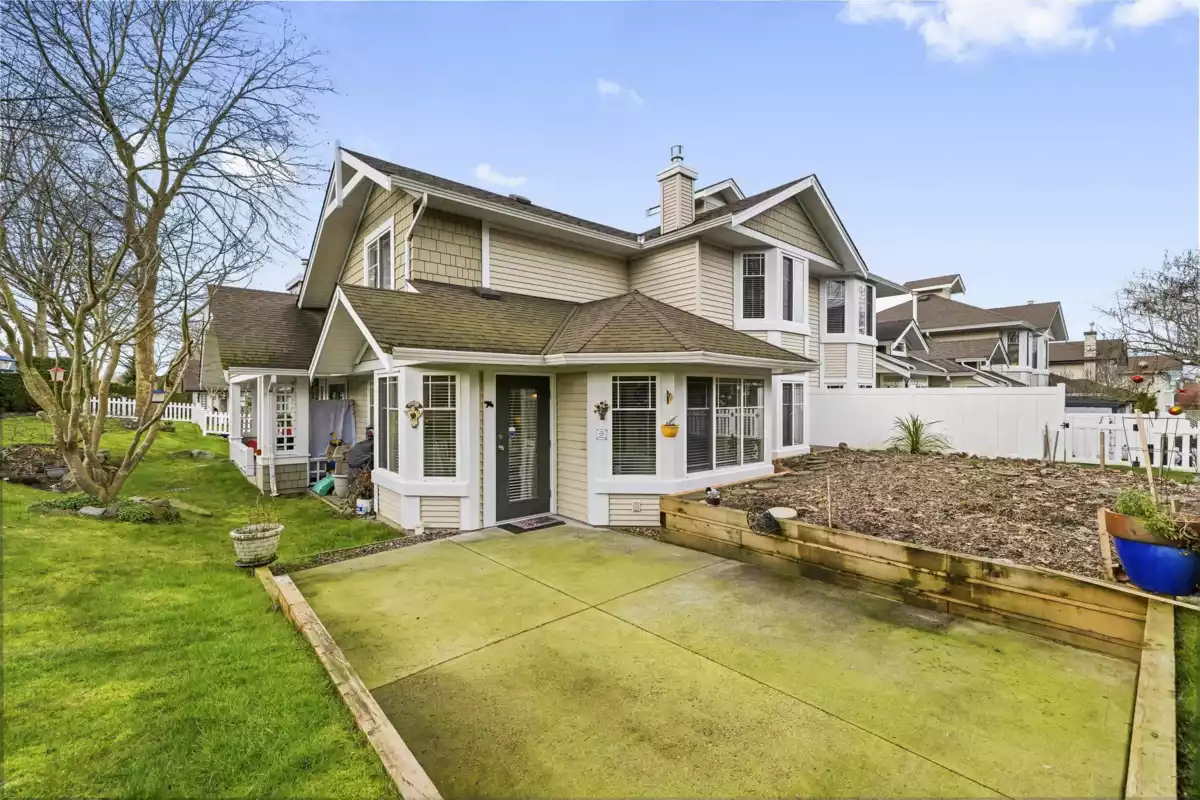 Entry Foyer Photo of 27 6488 168 Street, Surrey, BC