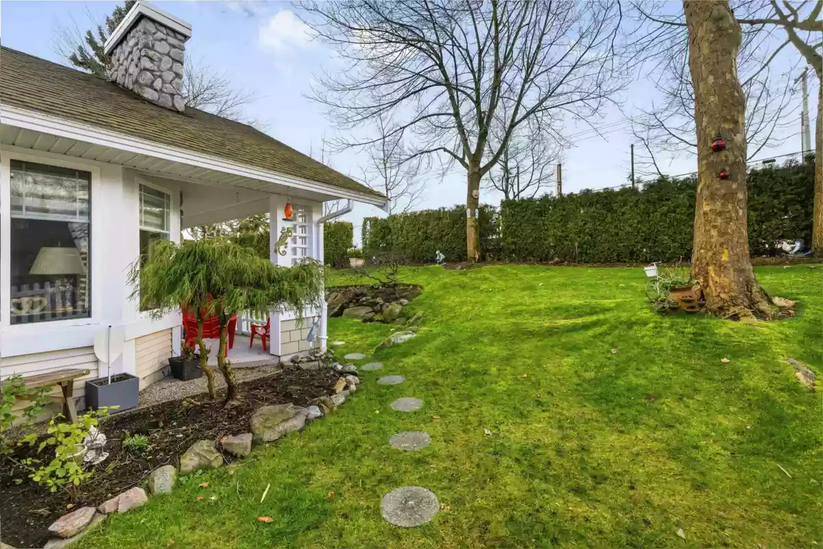 Front Yard Photo of 27 6488 168 Street, Surrey, BC