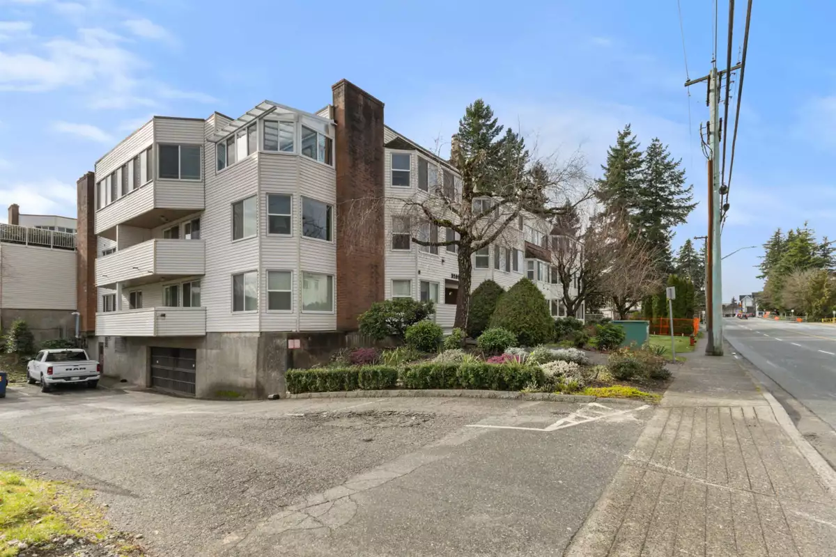 Backyard Photo of 302 32098 George Ferguson Way, Abbotsford, BC