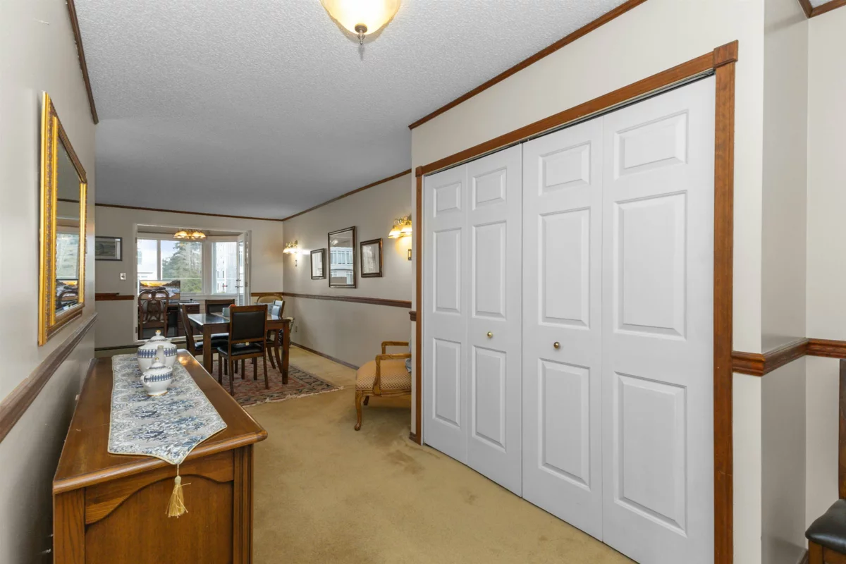 Breakfast Nook Photo of 302 32098 George Ferguson Way, Abbotsford, BC