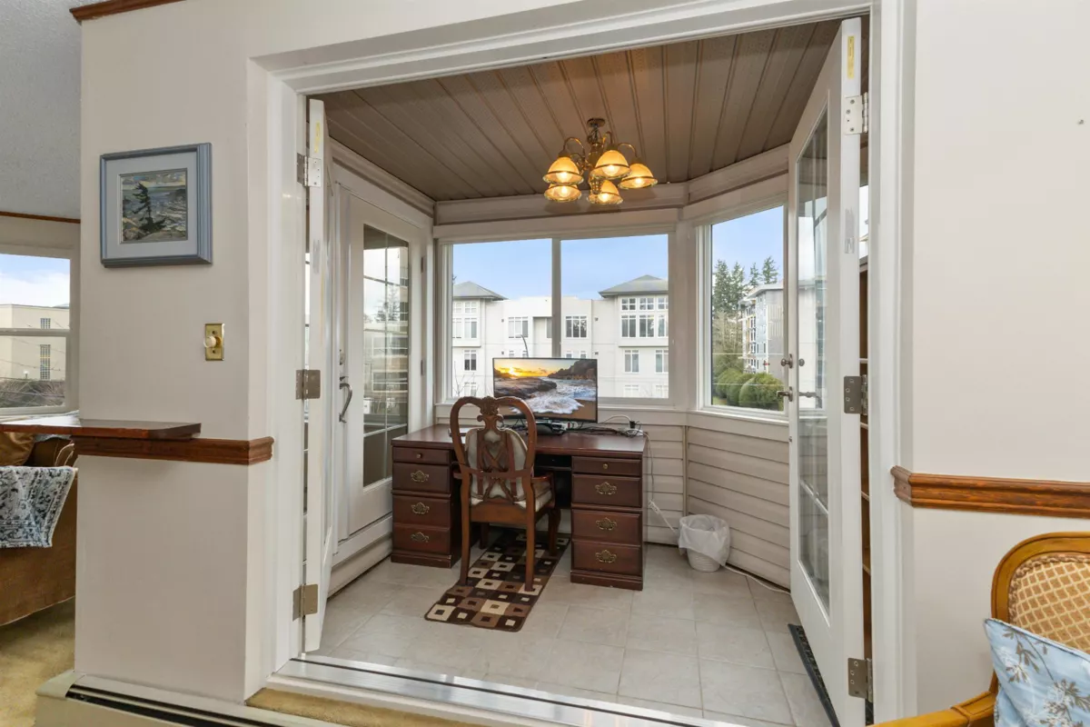 Kitchen Photo of 302 32098 George Ferguson Way, Abbotsford, BC