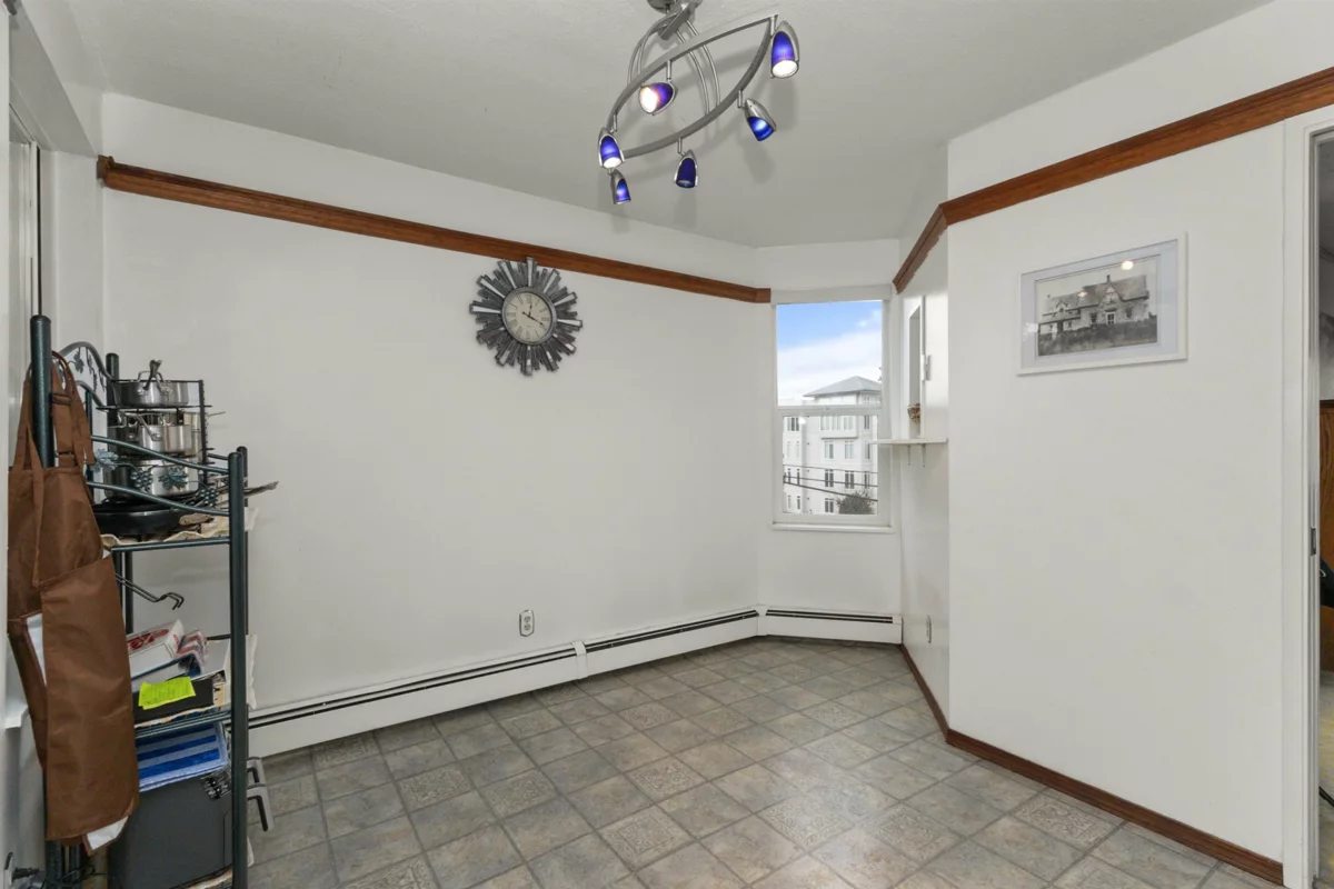 Primary Bathroom Photo of 302 32098 George Ferguson Way, Abbotsford, BC