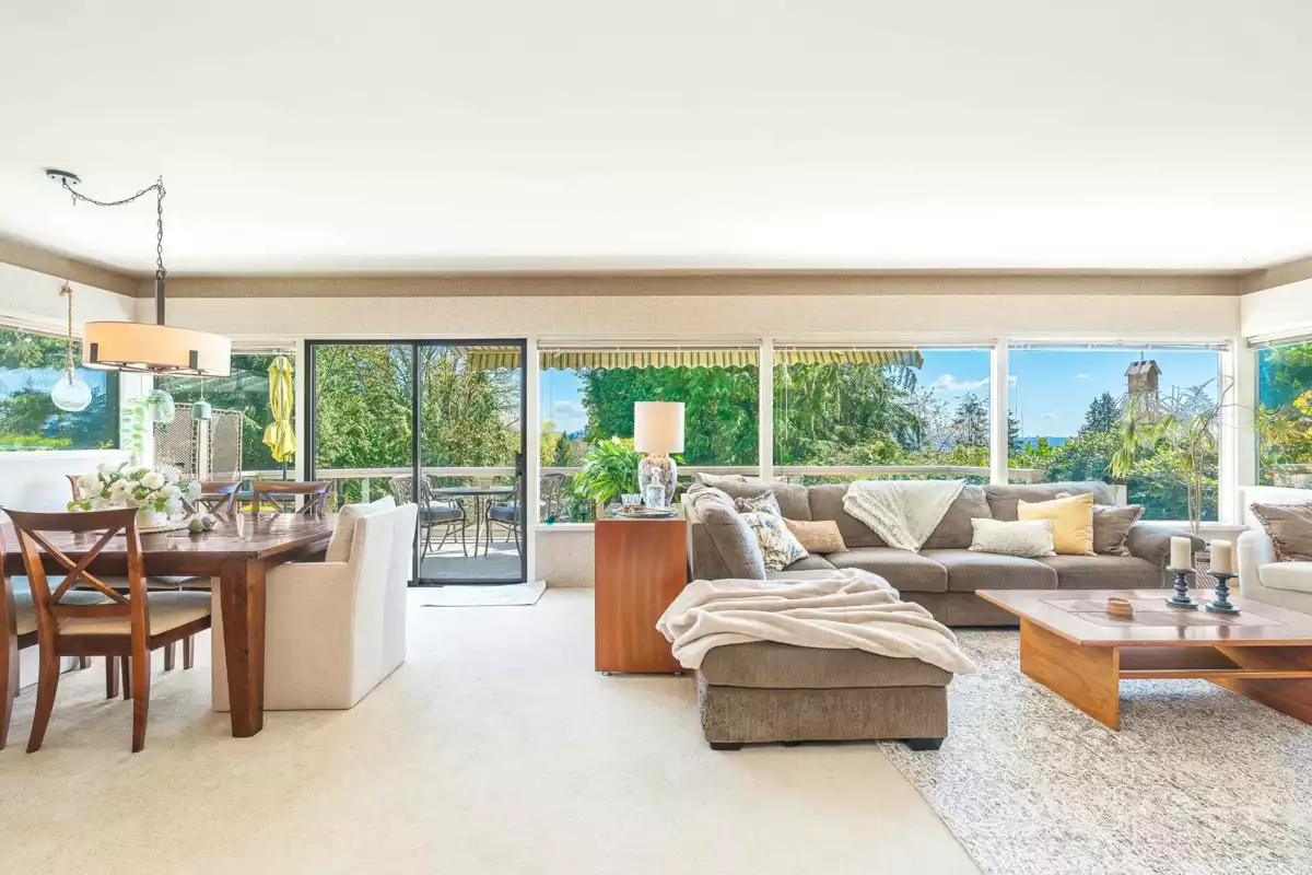 Kitchen Island Photo of 792 Anderson Crescent, West Vancouver, BC