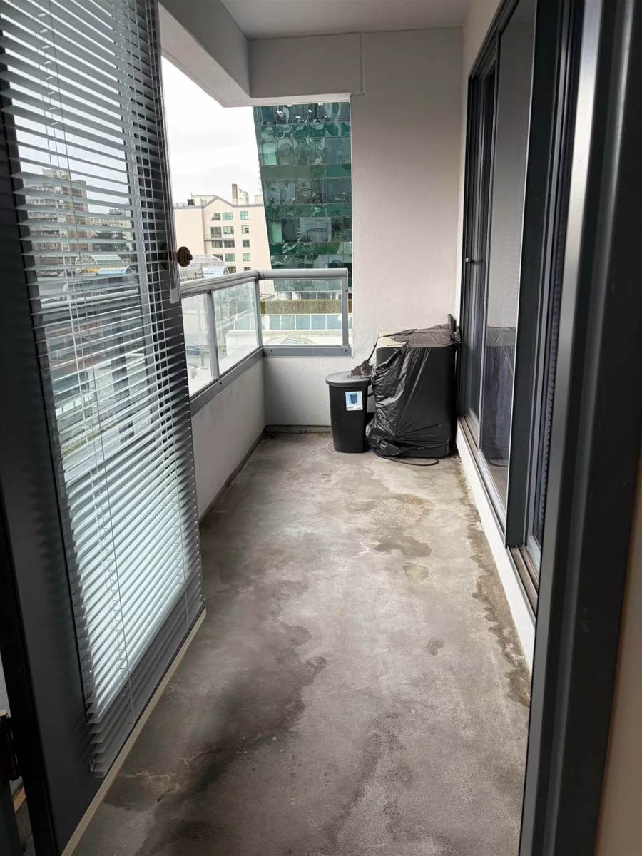 Kitchen Island Photo of 510 1060 Alberni Street, Vancouver, BC