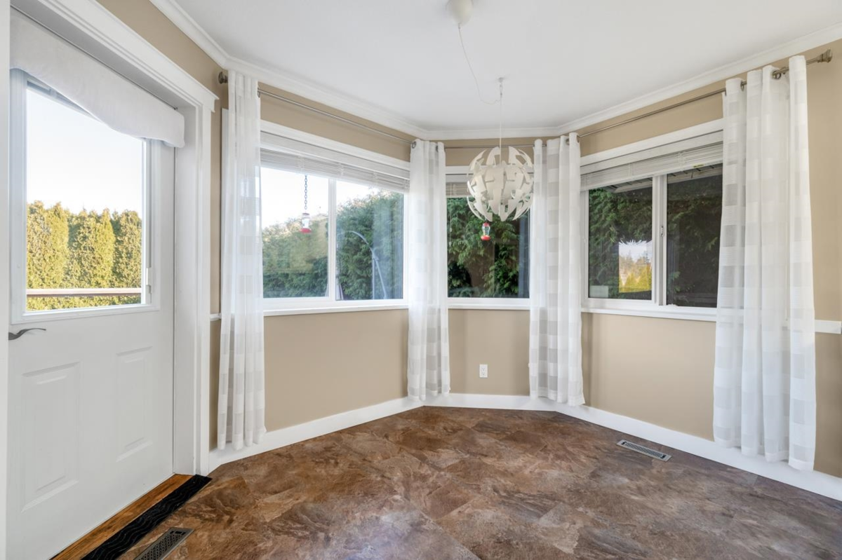 Breakfast Nook Photo of 1071 King George Boulevard, Surrey, BC