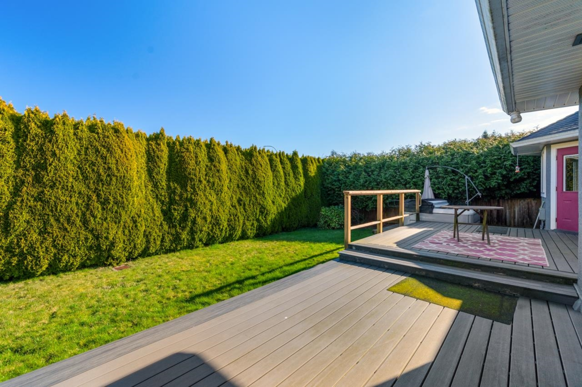 Entry Foyer Photo of 1071 King George Boulevard, Surrey, BC