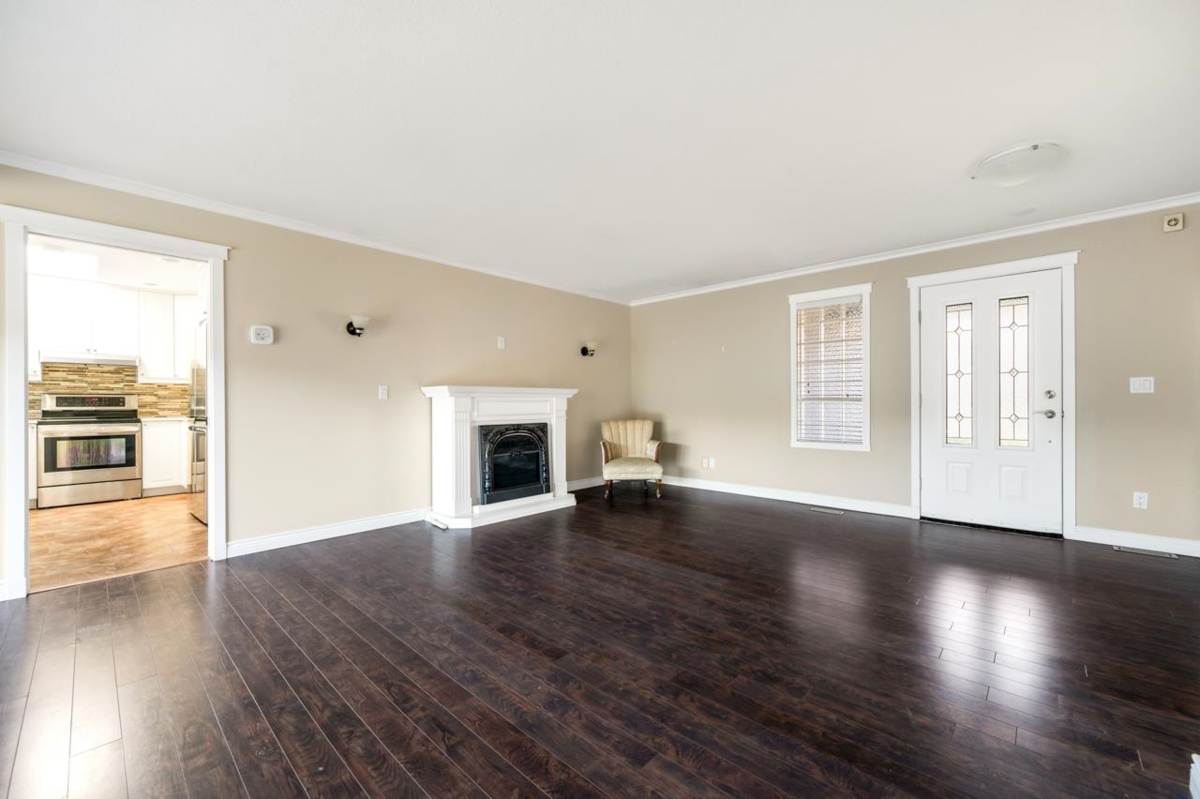 Kitchen Photo of 1071 King George Boulevard, Surrey, BC