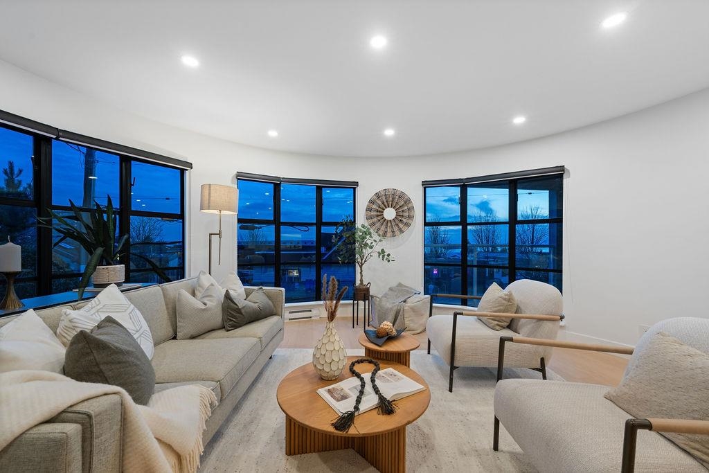 Dining Area Photo of 101 2412 Haywood Avenue, West Vancouver, BC