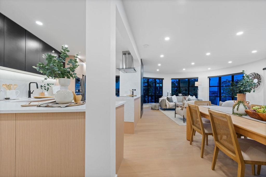 Entry Foyer Photo of 101 2412 Haywood Avenue, West Vancouver, BC