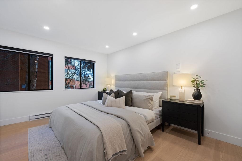 Front Yard Photo of 101 2412 Haywood Avenue, West Vancouver, BC