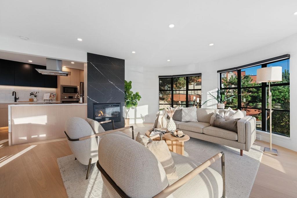 Kitchen Island Photo of 101 2412 Haywood Avenue, West Vancouver, BC