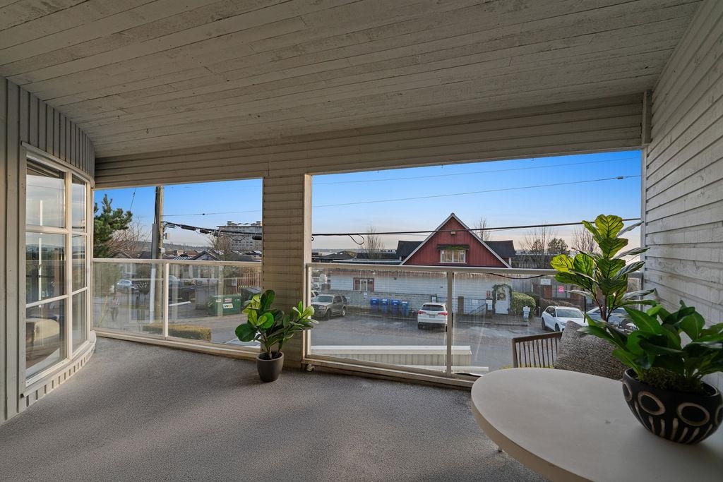 Laundry Room Photo of 101 2412 Haywood Avenue, West Vancouver, BC