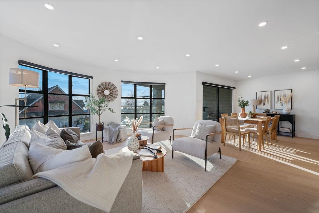 Living Room Photo of 101 2412 Haywood Avenue, West Vancouver, BC