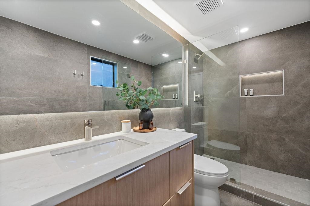 Swimming Pool Photo of 101 2412 Haywood Avenue, West Vancouver, BC