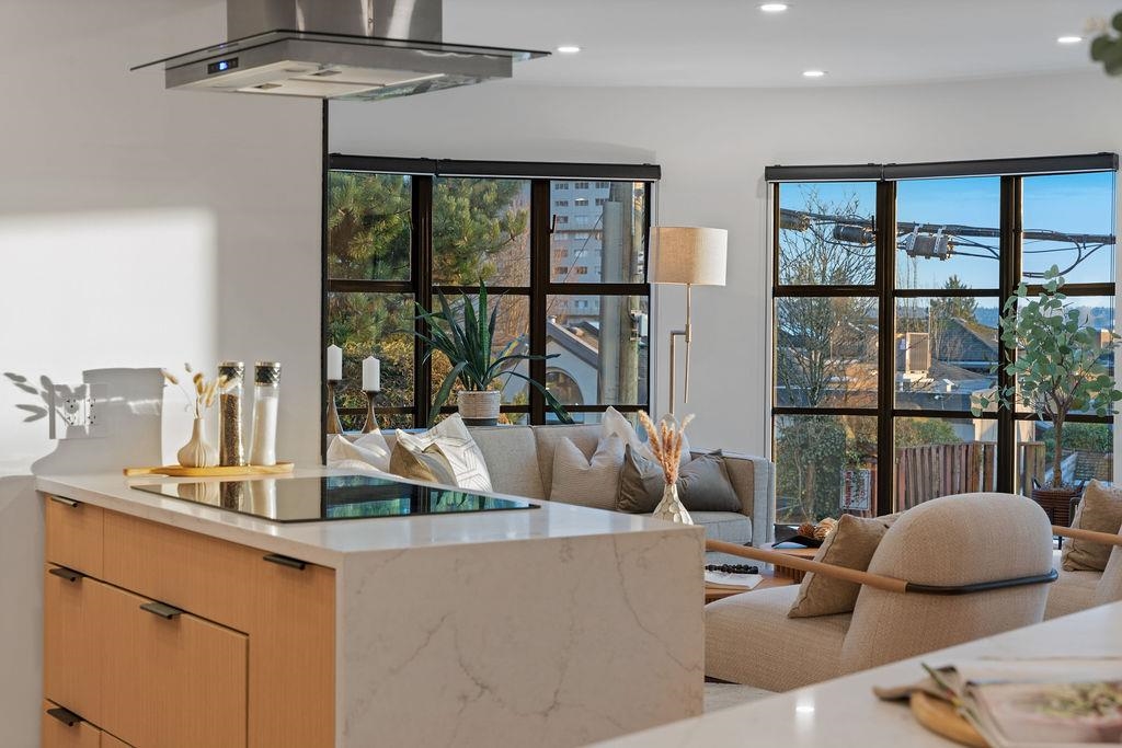 Walk-In Closet Photo of 101 2412 Haywood Avenue, West Vancouver, BC