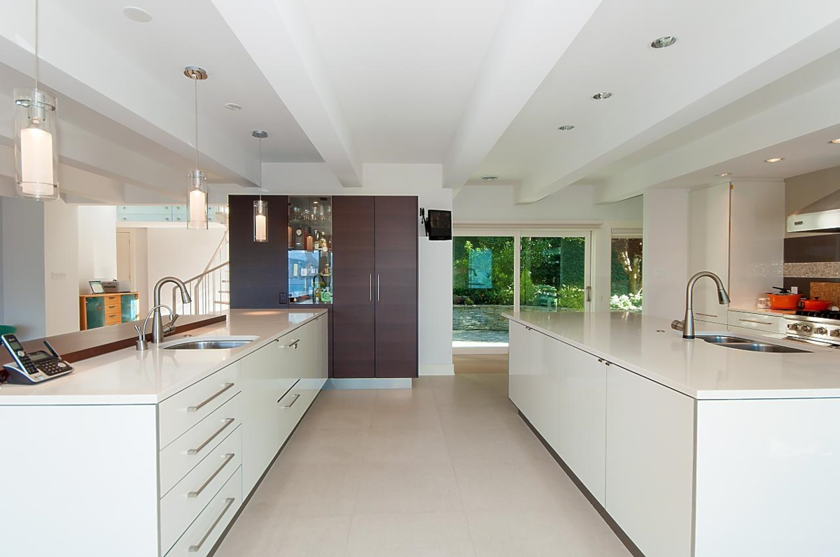 Kitchen Island Photo of 6175 Nelson Avenue, West Vancouver, BC