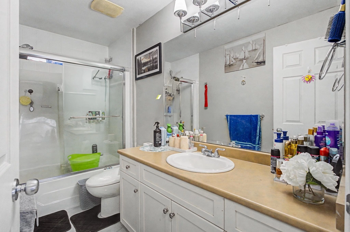 Guest Bathroom Photo of 35186 Laburnum Avenue, Abbotsford, BC