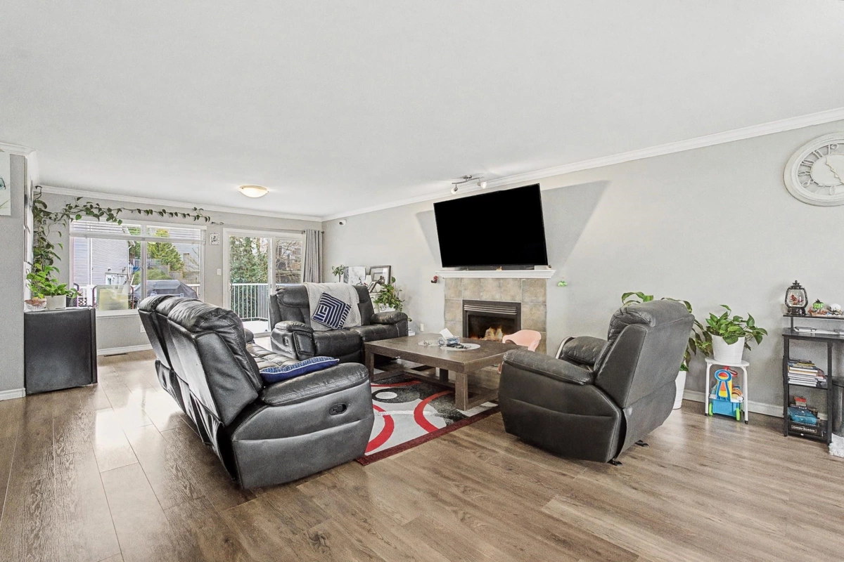 Kitchen Photo of 35186 Laburnum Avenue, Abbotsford, BC