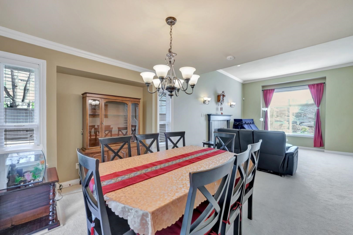 Kitchen Island Photo of 14763 31a Avenue, Surrey, BC