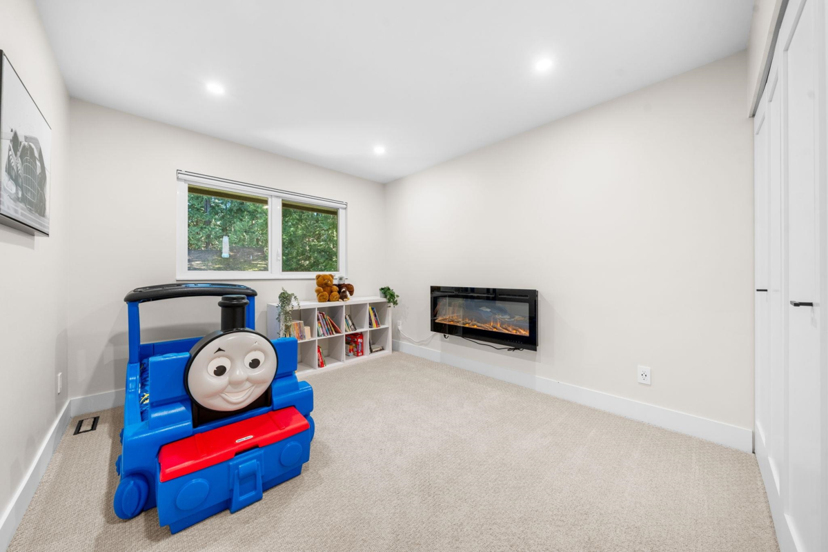 Laundry Room Photo of 867 Frederick Road, North Vancouver, BC