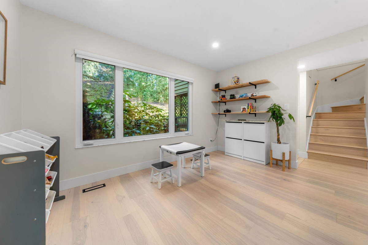 Walk-In Closet Photo of 867 Frederick Road, North Vancouver, BC