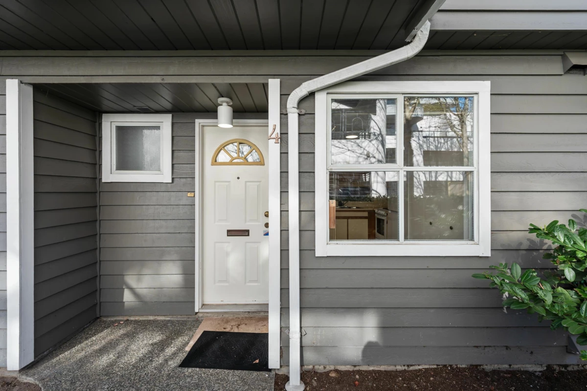 Front Yard Photo of 4 6631 Cooney Road, Richmond, BC