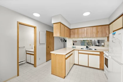 Walk-In Closet Photo of 4 6631 Cooney Road, Richmond, BC