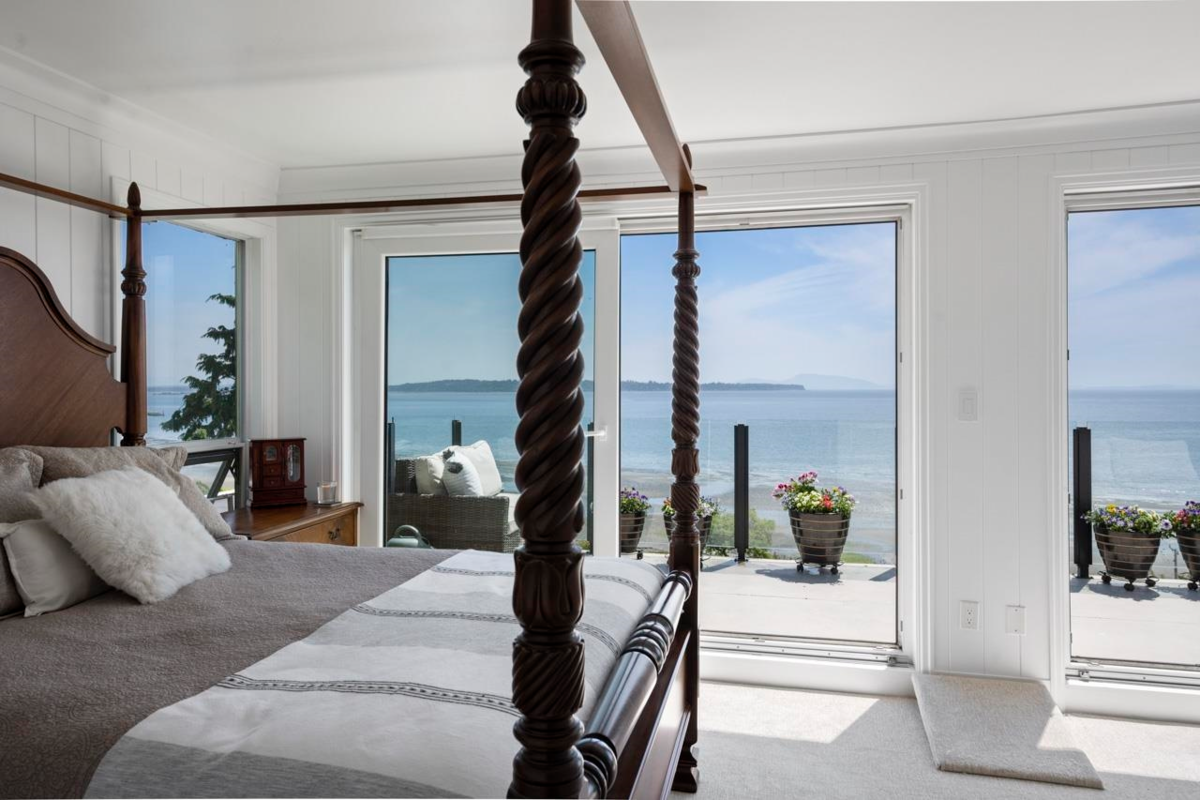 Entry Foyer Photo of 14553 Sunset Drive, White Rock, BC