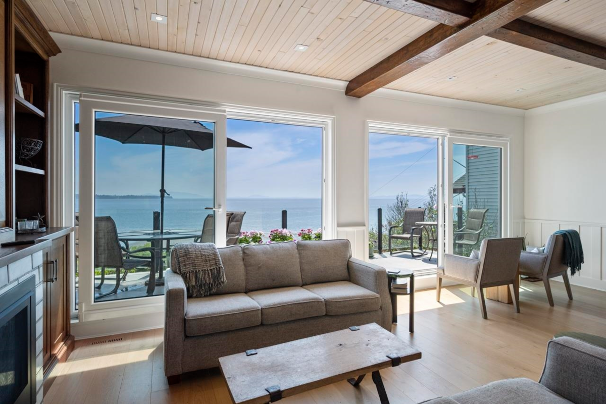 Family Room Photo of 14553 Sunset Drive, White Rock, BC