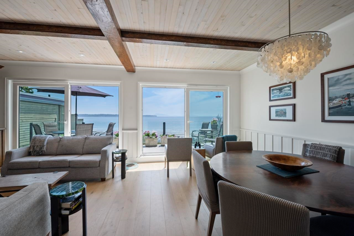 Living Room Photo of 14553 Sunset Drive, White Rock, BC