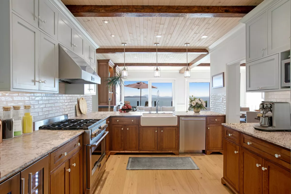 Primary Bathroom Photo of 14553 Sunset Drive, White Rock, BC