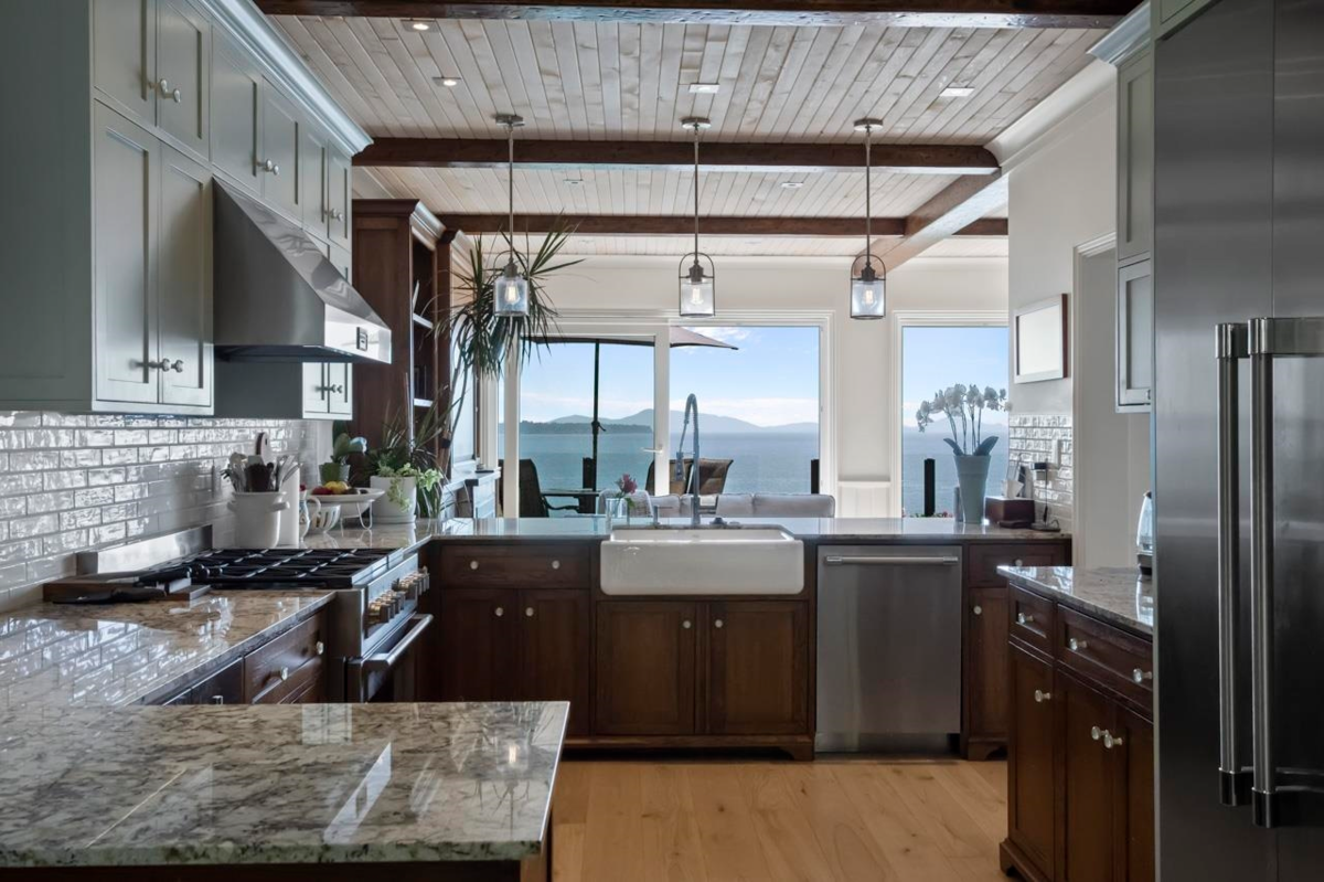 Walk-In Closet Photo of 14553 Sunset Drive, White Rock, BC