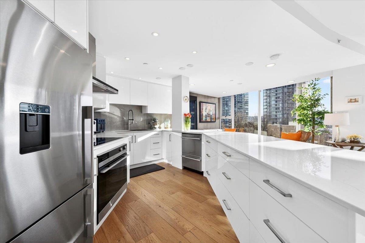 Entry Foyer Photo of 603 1009 Expo Boulevard, Vancouver, BC
