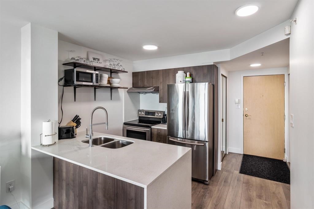 Kitchen Island Photo of 1202 2763 Chandlery Place, Vancouver, BC