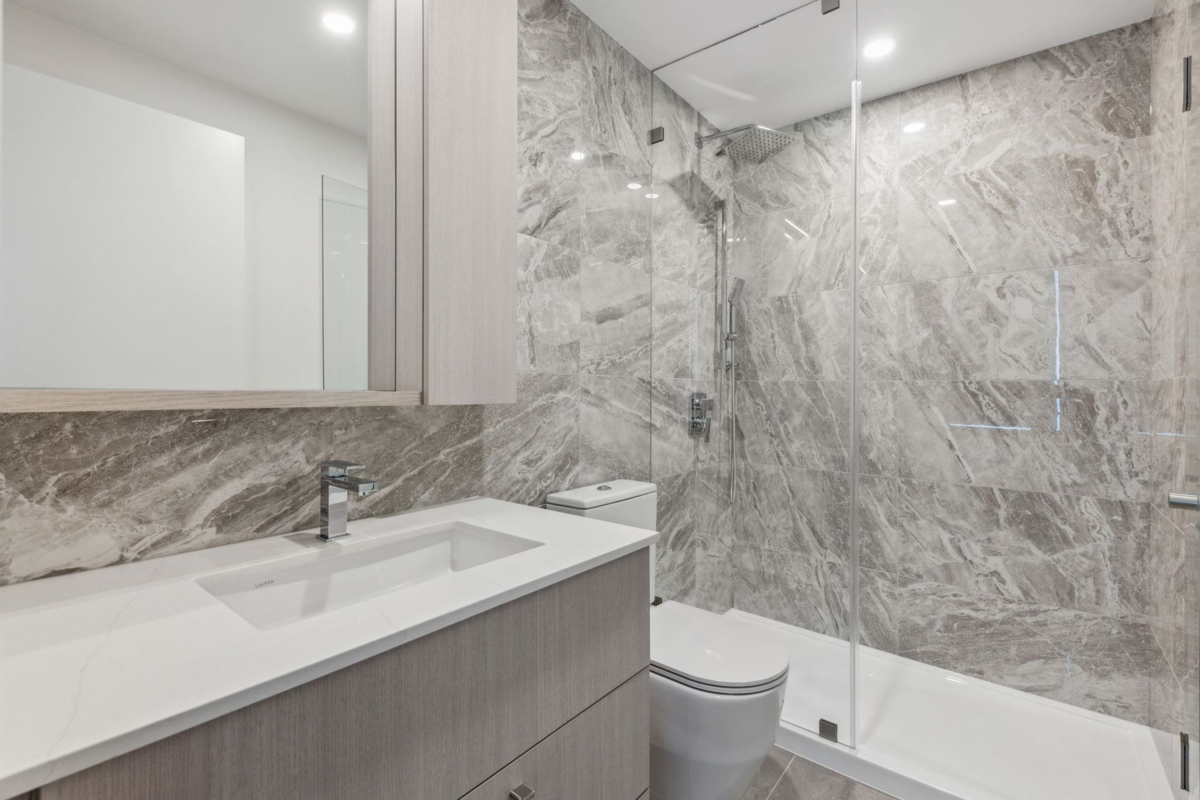 Primary Bathroom Photo of 404 6468 Willingdon Avenue, Burnaby, BC