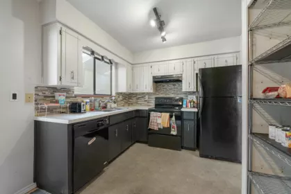 Kitchen Island Photo of 19449 62 Avenue, Surrey, BC