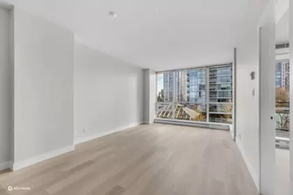 706 2968 Glen Drive, Coquitlam, BC, Coquitlam — Apartment/Condo for sale